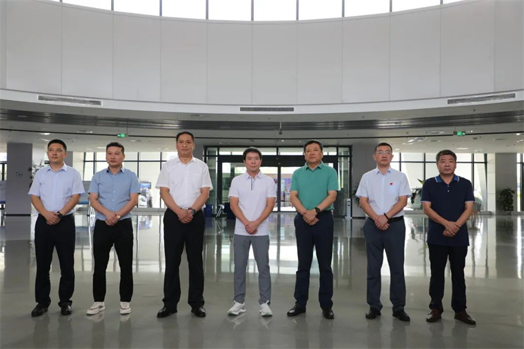 AG庄闲陪同舒华体育来滨考察体育产业发展情况